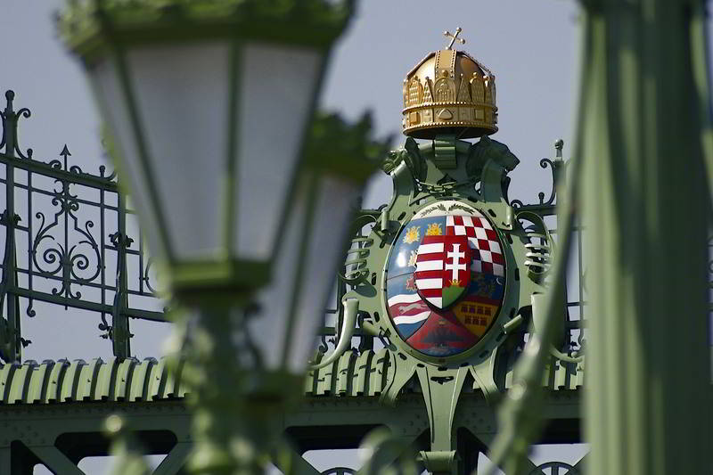 Staatswappen Ungarns an der Freiheitsbrücke Budapest