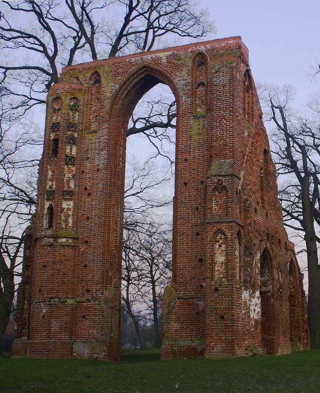Greifswald - Westportal der alten Kirche Eldena
