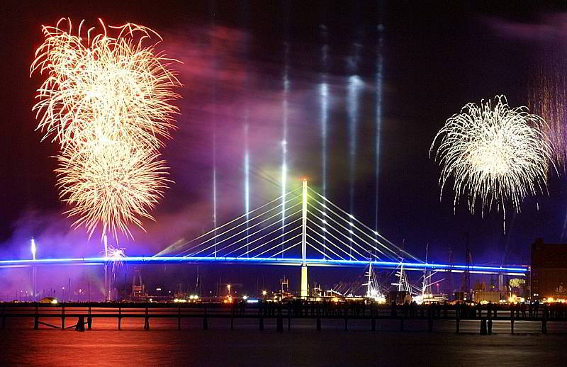 Farbenpracht - Feuerwerk zur Eröffnung Rügenbrücke