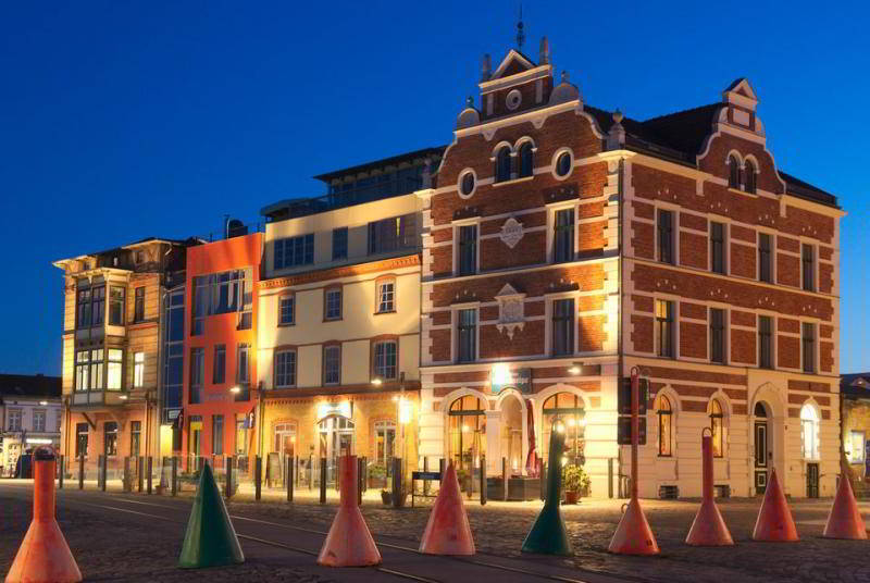 Architekturkontraste in Stralsund - Hafeninsel bei Nacht