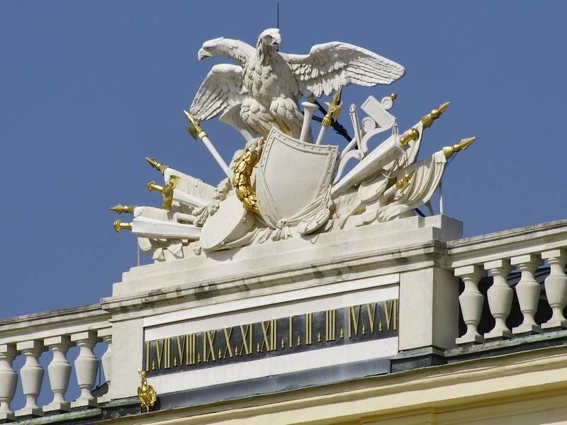 Sonnenuhr mit kaiserlichem Wappen in Wien