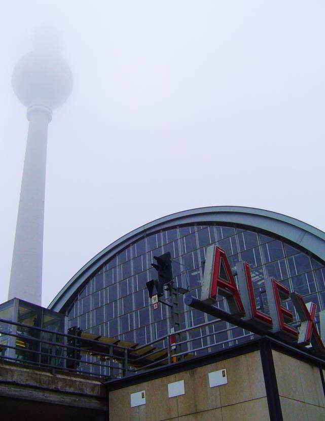 Morgennebel am Alexanderplatz in Berlin