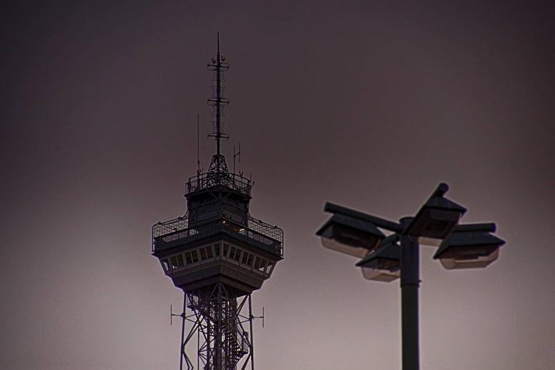 Straßenlaterne mit Funkturm in Berlin