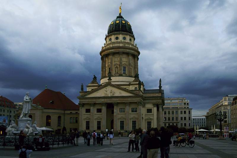 Gewitterhimmel über dem Gendarmenmarkt in Berlin