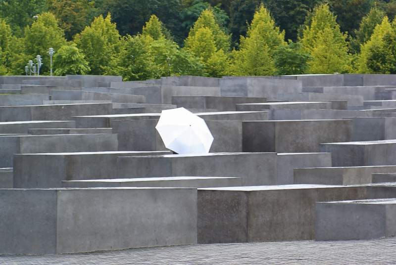 Abschirmung - Regen am Mahnmal in Berlin