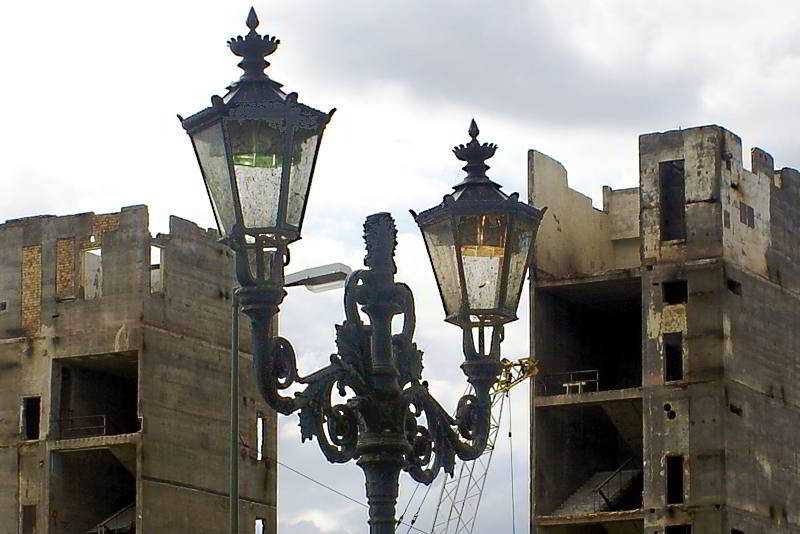 Straßenlaterne vor dem Palast der Republik in Berlin