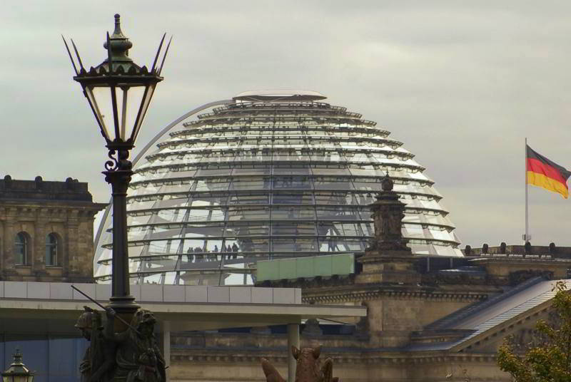 Straßenlaterne vor dem Reichstagsgebäude Berlin