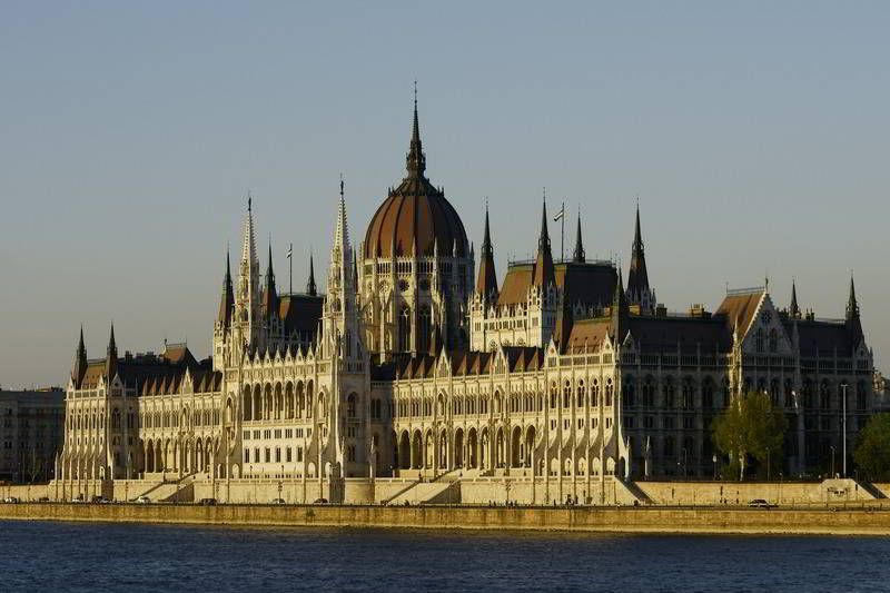 Parlament am Donauufer in Budapest