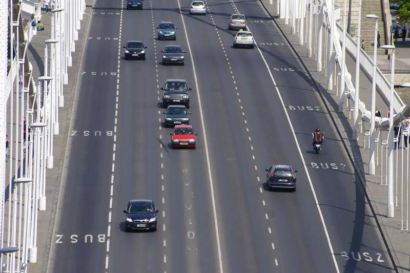 Verkehrsströme auf der Elisabethbrücke Budapest