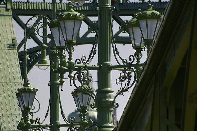 Straßenlaternen auf der Freiheitsbrücke