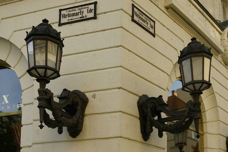 Erleuchtend - am Cafe Gerbeaud in Budapest