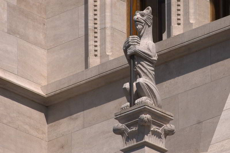 Wächter am Parlament in in Budapest