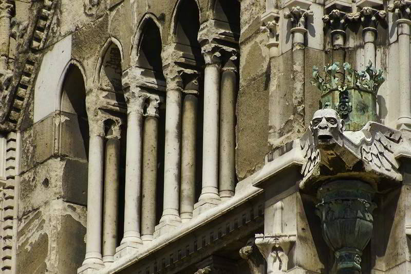 Der Zahn der Zeit am Parlament in Budapest