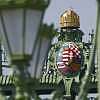 Fotografie: Staatswappen Ungarns an der Freiheitsbrücke Budapest