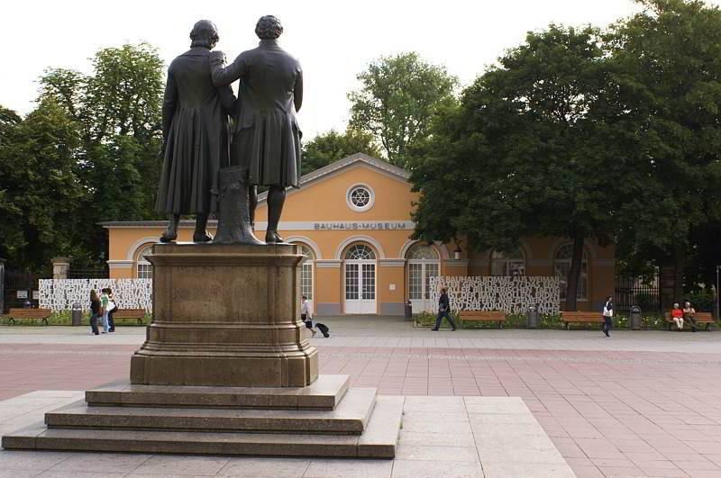 Bauhausmuseum am Theaterplatz in Weimar