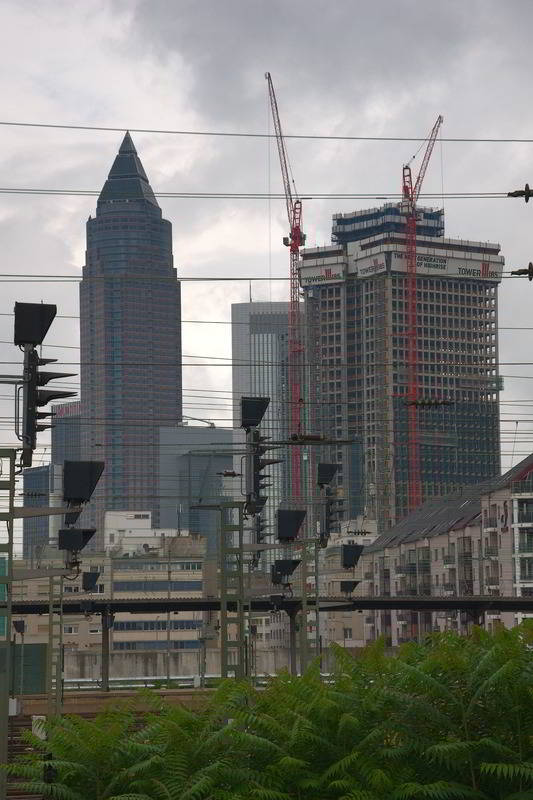 Messeturm in Frankfurt bei Regen