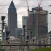 Fotografie: Messeturm in Frankfurt bei Regen