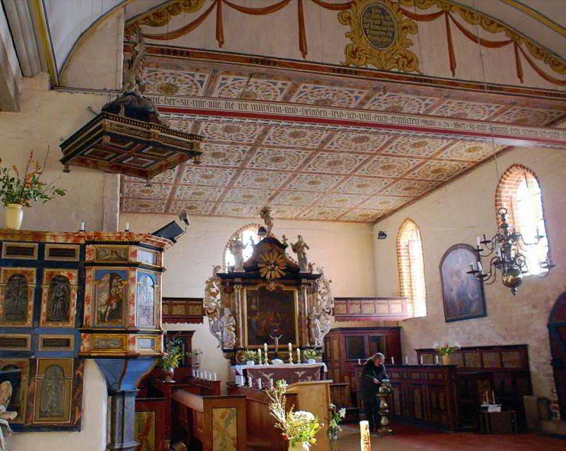 Dorfkirche Altefähr - Innenraum mit Altar