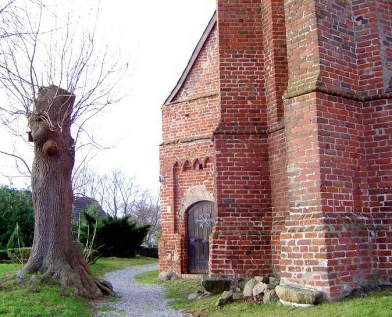 Seitenweg an der Kirche Groß Mohrdorf