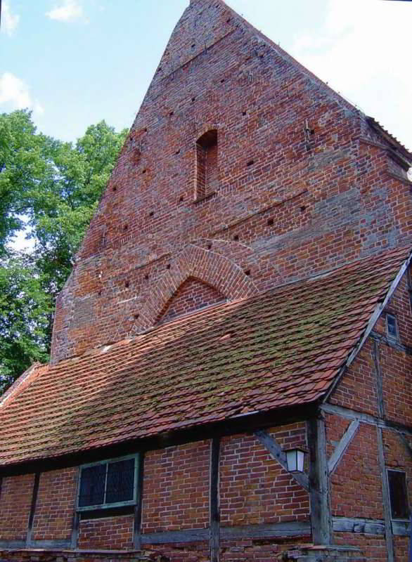 Kirche Niepars - Fachwerkbau am Westgiebel