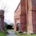 Fotografie: Seitenweg an der Kirche Groß Mohrdorf