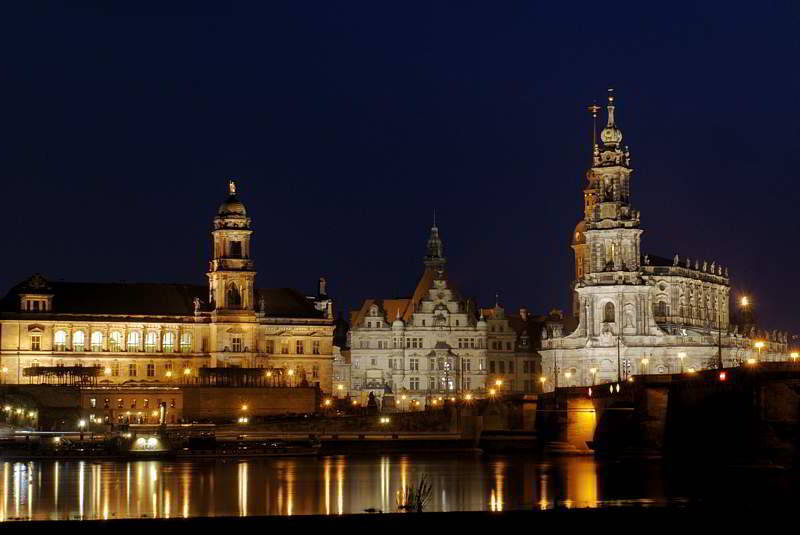 Nachts in Dresden - Blick über die Elbe