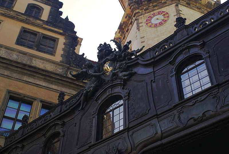 Brücke zur Hofkirche in Dresden