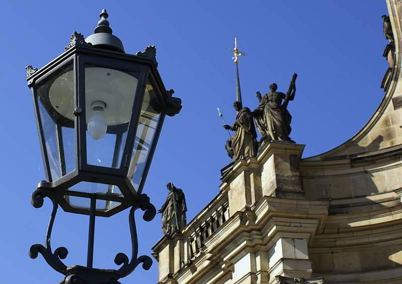 Vor der Hofkirche Dresden