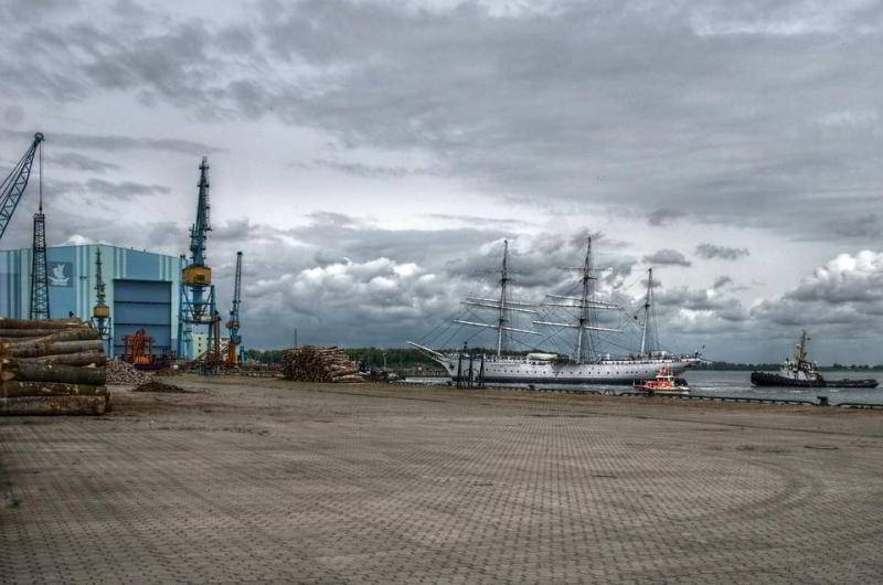 Gorch Fock an der Volkswerft