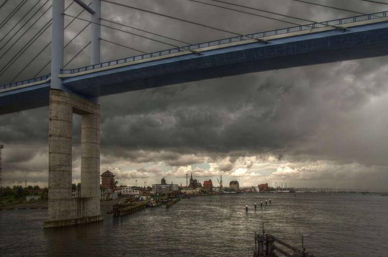 Regen über der Stadt - Stralsunder Hafen