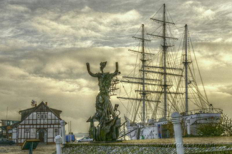 Gorch Fock auf der Hafeninsel in Stralsund