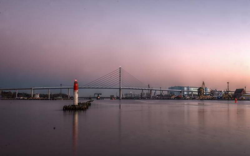 Rügenbrücke und Hafen Stralsund am Abend