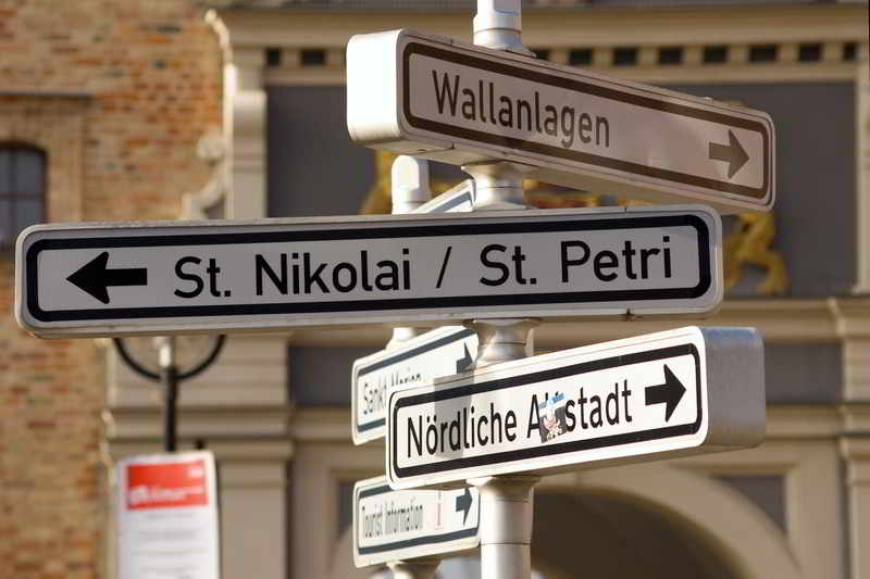 Hansestadt Rostock - Wegweiser in der Altstadt