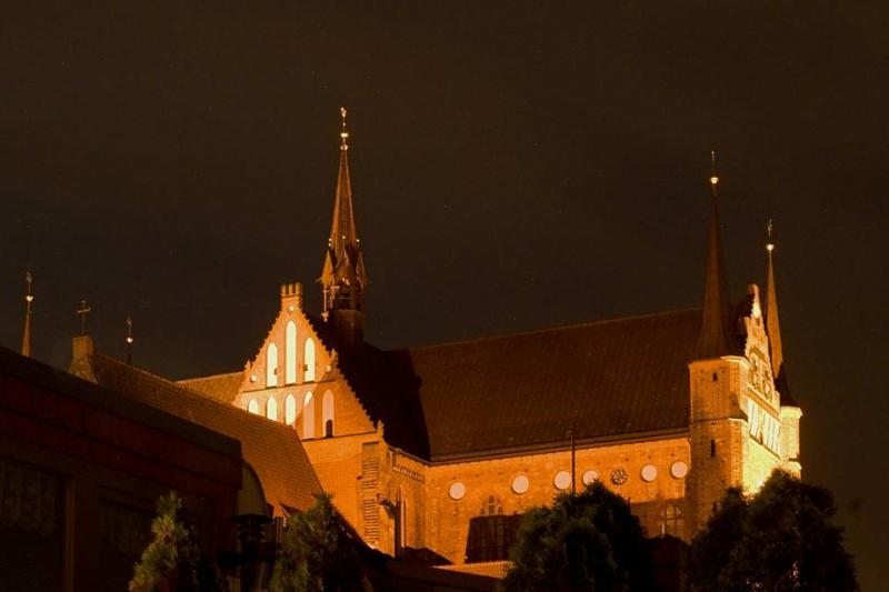 Wismar - Blick auf die Georgenkirche bei Nacht