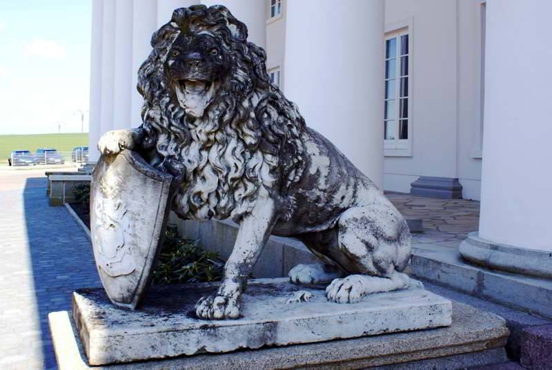 Löwe am Eingang zum Badehaus in Goor bei Putbus