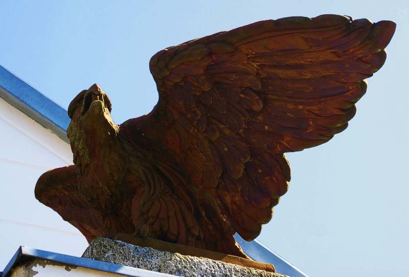 Eiserner Adler vor der Orangerie in Putbus