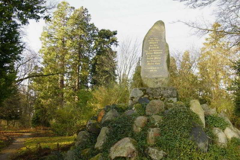 Erinnerungsstein im Schlosspark Putbus