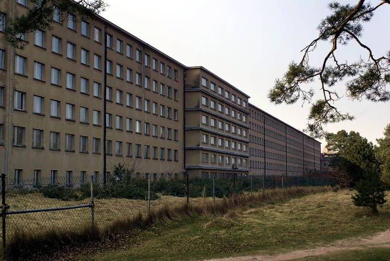 Fassade der Seeseite des KDF-Bades Prora