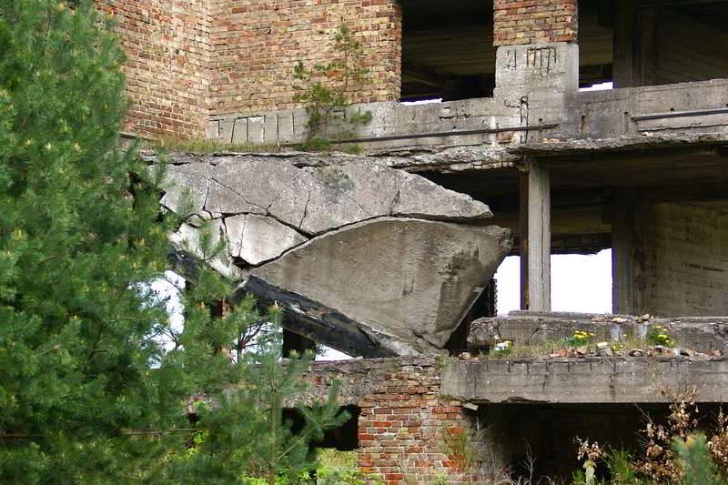 Einsturz - Ruine im KDF-Bad Prora