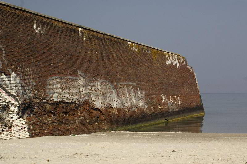 Rote Mauer am KDF-Bad in Prora