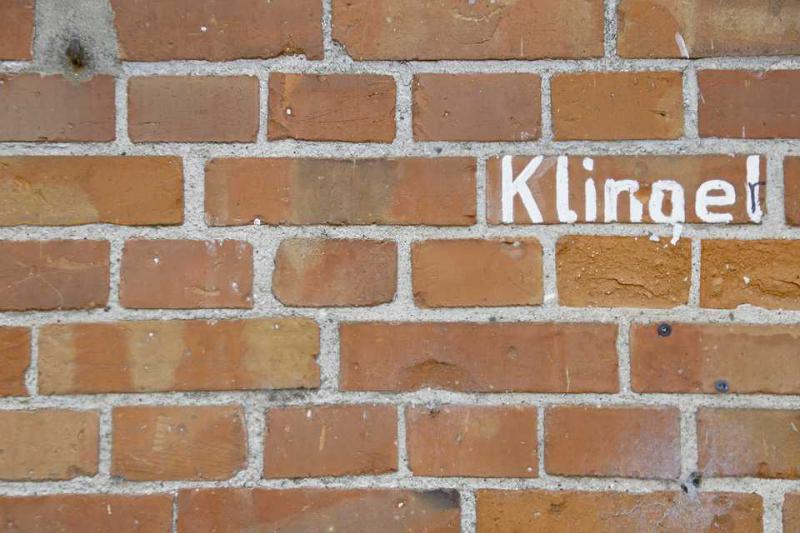 Such die Klingel! Irgendwo muss sie doch sein