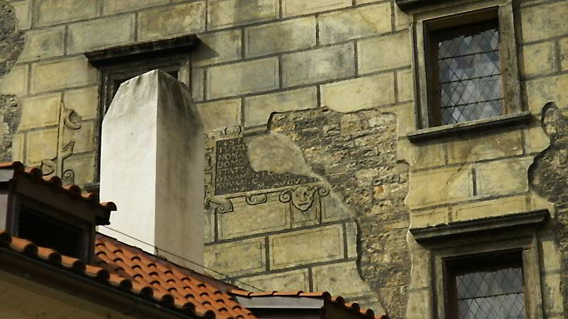 Inschrift am Tor an der Karlsbrücke in Prag