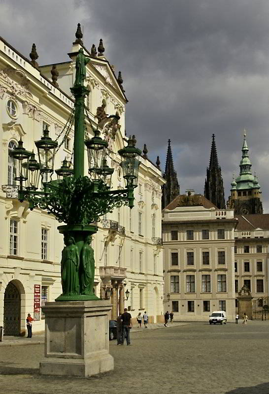 Große Straßenlaterne vor der Prager Burg