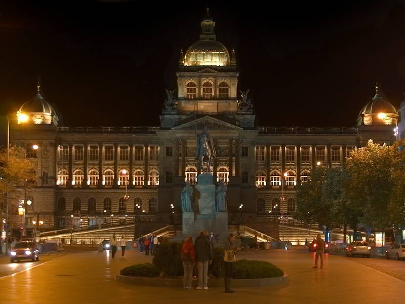 Nationalmuseum am Wenzelsplatz in Prag bei Nacht