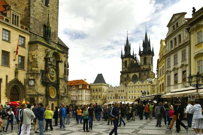 Astronomische Uhr und Theynkirche Prag