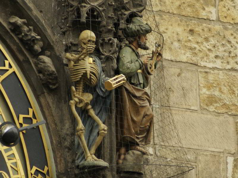 Gevatter Tod an der Astronomischen Uhr Prag