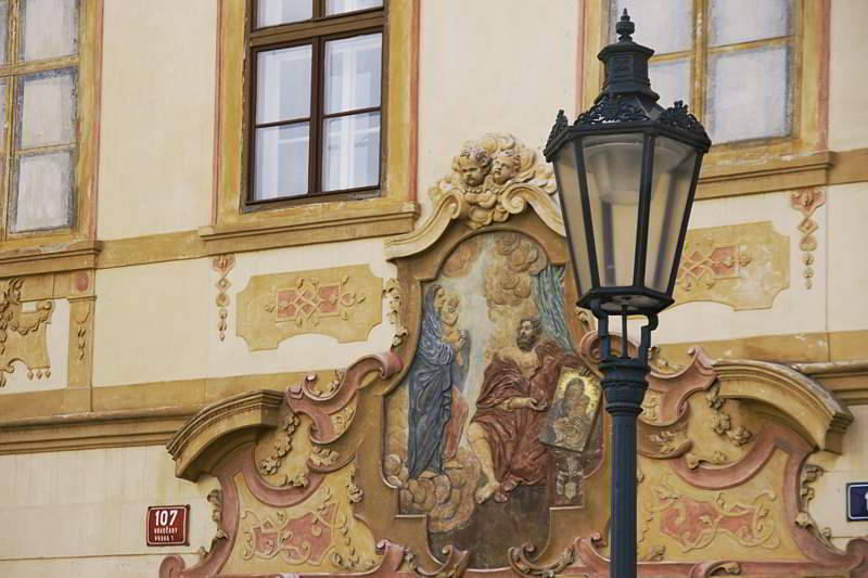 Prag - Straßenlaterne und Barocke Malerei