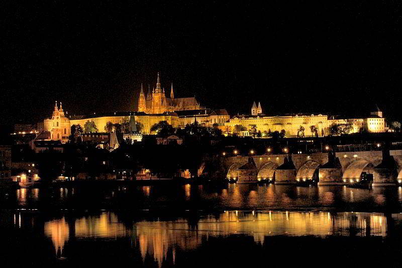 Die Prager Burg - Ansicht über die Moldau bei Nacht