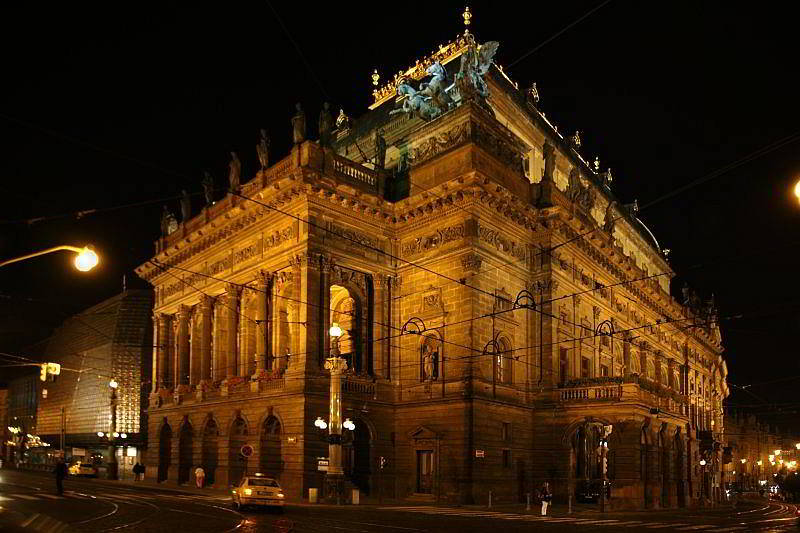 Opernhaus Prag bei Nacht