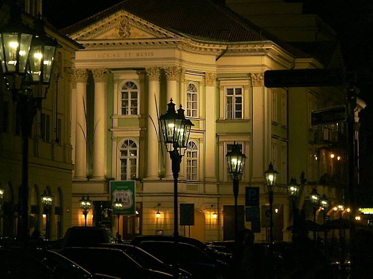 Das Ständetheater in Prag bei Nacht